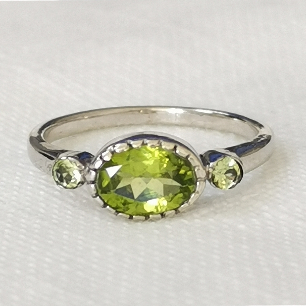 Peridot gemstone ring in Sterling Silver size 7 🆕